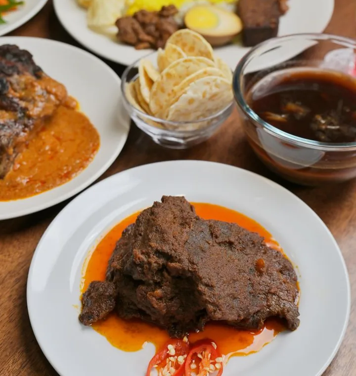Ilustrasi sajian nasi Padang
